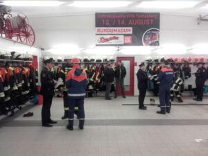 1487753587_2-300x225 Jugendfeuerwehrleute üben Rettung von Personen