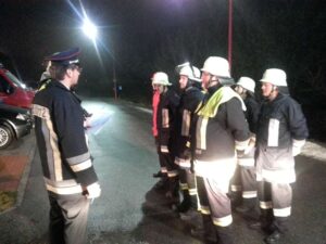 1487753590_11-300x225 Jugendfeuerwehrleute üben Rettung von Personen