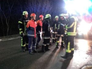 1487753590_12-300x225 Jugendfeuerwehrleute üben Rettung von Personen