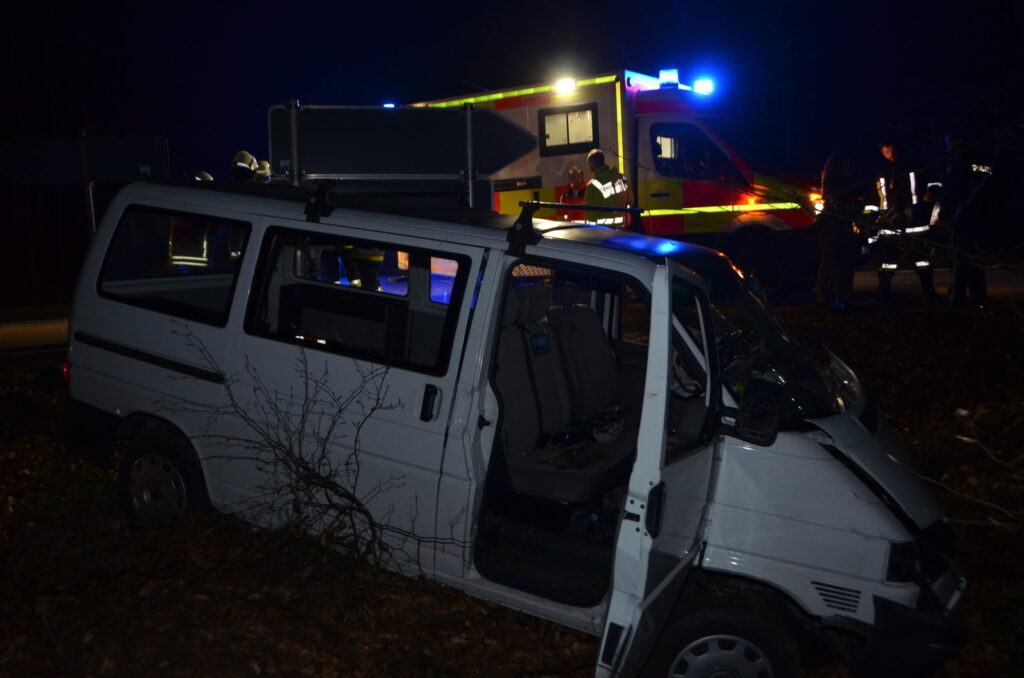 1525080041_2-1024x678 28-Jähriger fährt gegen Baum und verletzt sich mittelschwer