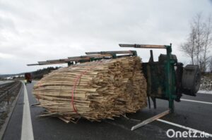 1579428168_1-300x199 Hänger kippt bei Deindorf um: Abfallholz auf der A6