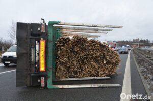 1579428168_2-300x199 Hänger kippt bei Deindorf um: Abfallholz auf der A6