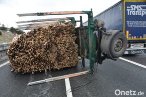 1579428169_4-300x199 Hänger kippt bei Deindorf um: Abfallholz auf der A6