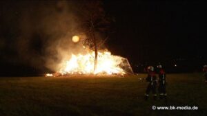 3-2-300x169 Blitzschlag setzt Feldscheune in Brand rund 30.000 Euro Sachschaden