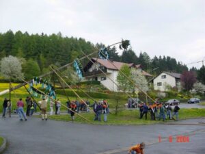 mai00005-300x225 Maibaumaufstellung 2004