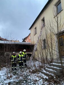 IMG-20250114-WA0043-225x300 Einsatzübung Wohnungsbrand