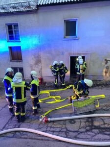 IMG-20250114-WA0058-225x300 Einsatzübung Wohnungsbrand