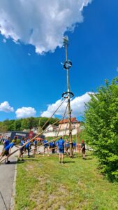 20250501_145815-169x300 Feuerwehr Tännesberg stellt Maibaum auf