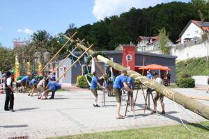 IMG_9949-300x200 Feuerwehr Tännesberg stellt Maibaum auf