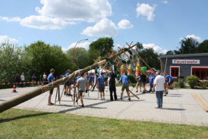 IMG_9950-300x200 Feuerwehr Tännesberg stellt Maibaum auf
