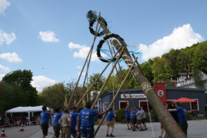 IMG_9962-300x200 Feuerwehr Tännesberg stellt Maibaum auf