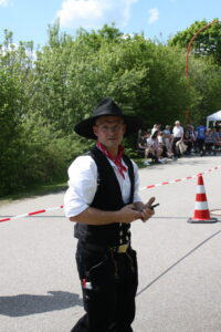 IMG_9964-200x300 Feuerwehr Tännesberg stellt Maibaum auf