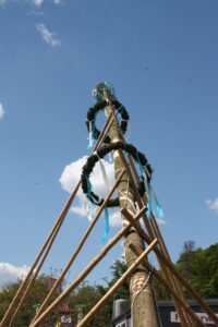 IMG_9966-200x300 Feuerwehr Tännesberg stellt Maibaum auf