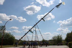 IMG_9969-300x200 Feuerwehr Tännesberg stellt Maibaum auf