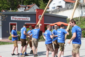 IMG_9972-300x200 Feuerwehr Tännesberg stellt Maibaum auf