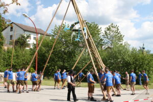 IMG_9976-300x200 Feuerwehr Tännesberg stellt Maibaum auf