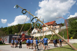 IMG_9977-300x200 Feuerwehr Tännesberg stellt Maibaum auf