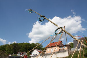 IMG_9980-300x200 Feuerwehr Tännesberg stellt Maibaum auf