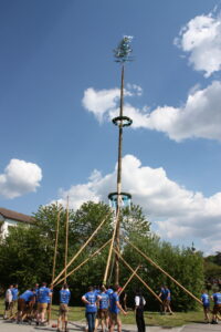 IMG_9988-200x300 Feuerwehr Tännesberg stellt Maibaum auf