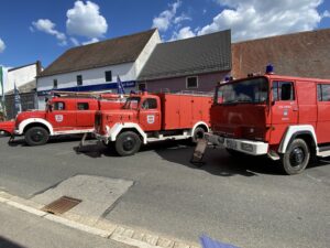 2025052410-Einsatzfahrzeuge-aus-historischer-Zeit-300x225 Tausende Menschen feiern drei Tage lang 150 Jahre Feuerwehr Tännesberg