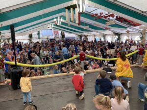 202505242-Kindernachmittag-Donikkl-Crew-300x225 Tausende Menschen feiern drei Tage lang 150 Jahre Feuerwehr Tännesberg