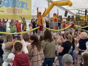 202505243-Kindernachmittag-Donikkl-Crew-300x225 Tausende Menschen feiern drei Tage lang 150 Jahre Feuerwehr Tännesberg