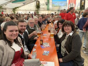 2025052437-Ausgelassene-Stimmung-an-den-Tischen-300x225 Tausende Menschen feiern drei Tage lang 150 Jahre Feuerwehr Tännesberg
