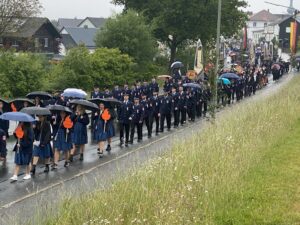 2025052535-Festzug-durch-die-Strassen-von-Taennesberg-300x225 Tausende Menschen feiern drei Tage lang 150 Jahre Feuerwehr Tännesberg
